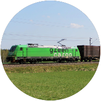 Green Cargo-lok ute på järnvägen med godsvagnar. Läs success storyn mellan Green Cargo och TNG Interim
