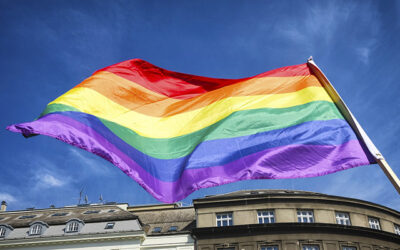 Pride-flagga som symbol för HBTQ+ och tipsen från TNG om hur du blir en mer inkluderande arbetsplats. Rekrytera för mångfald med oss!