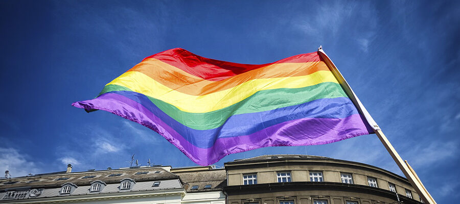 Pride-flagga som symbol för HBTQ+ och tipsen från TNG om hur du blir en mer inkluderande arbetsplats. Rekrytera för mångfald med oss!