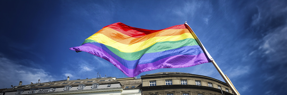 Pride-flagga som symbol för HBTQ+ och tipsen från TNG om hur du blir en mer inkluderande arbetsplats. Rekrytera för mångfald med oss!