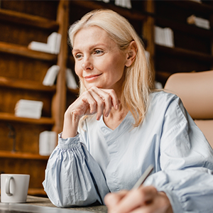 Kvinna som sitter i en stol och funderar